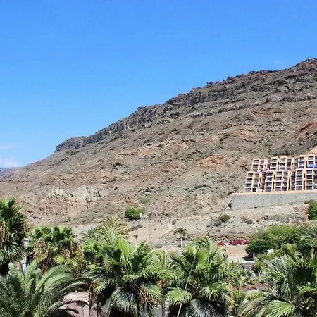 Con Diseno Moderno Y Piscina *