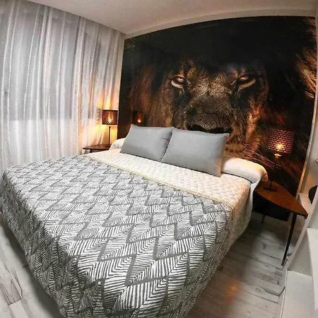 Con Diseno Moderno Y Piscina *