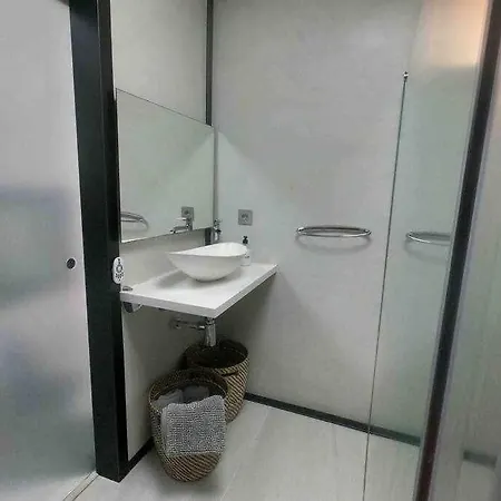 Con Diseno Moderno Y Piscina