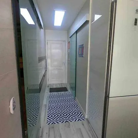 Con Diseno Moderno Y Piscina *