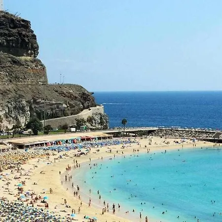 Con Diseno Moderno Y Piscina