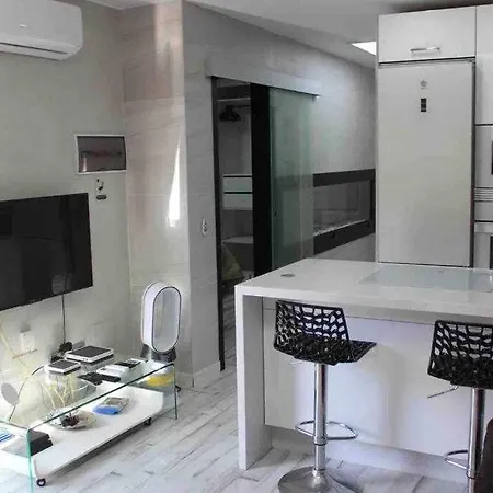 Con Diseno Moderno Y Piscina *