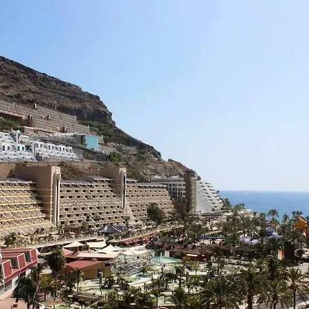 Con Diseno Moderno Y Piscina