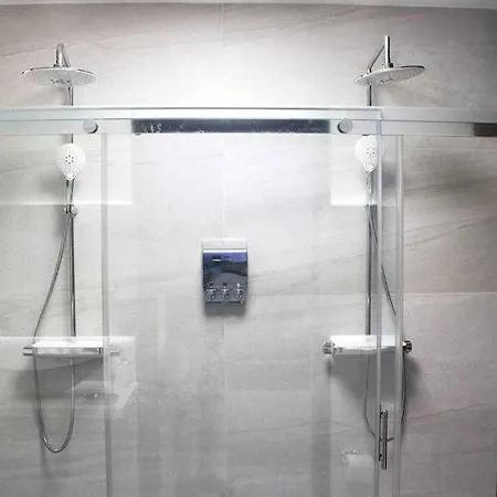 Con Diseno Moderno Y Piscina Appartement *