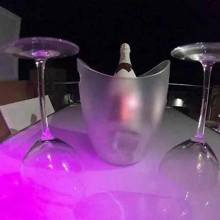 Con Diseno Moderno Y Piscina *