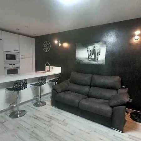 Con Diseno Moderno Y Piscina