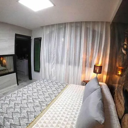 Con Diseno Moderno Y Piscina