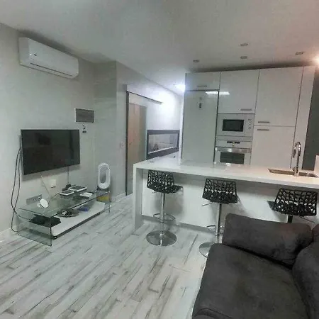 Con Diseno Moderno Y Piscina Appartement *