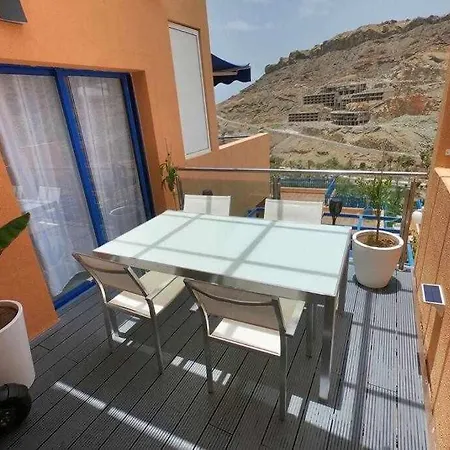 Con Diseno Moderno Y Piscina