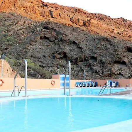 Con Diseno Moderno Y Piscina